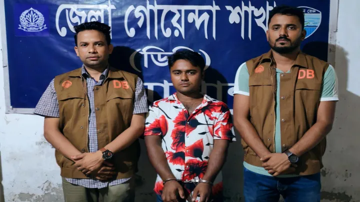 শীর্ষ সন্ত্রাসী দেলোয়ার ইয়াবাসহ ধরা পড়ল ডিবির জালে